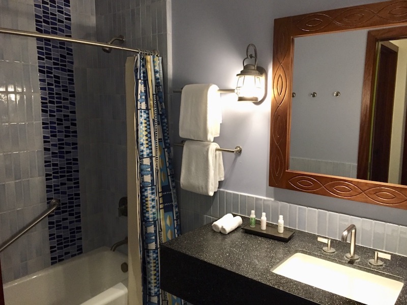 Split bathroom (tub/shower and 2nd vanity)