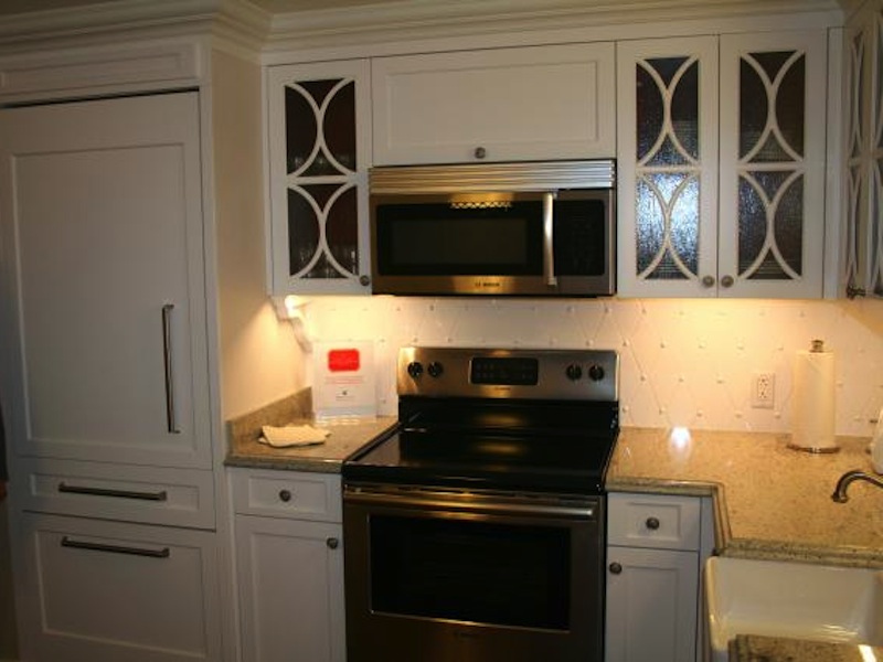 Kitchen stove and refrigerator (left)