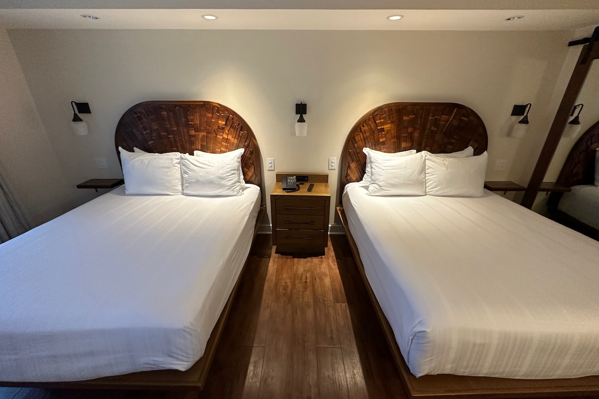 Guest bedroom dual queen-size beds